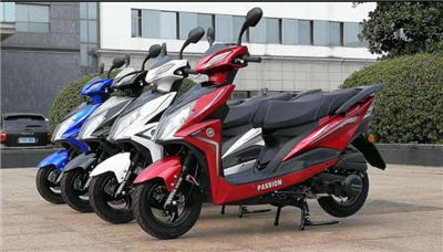 Zweirädriger, kraftstoffbetriebener Motorradroller